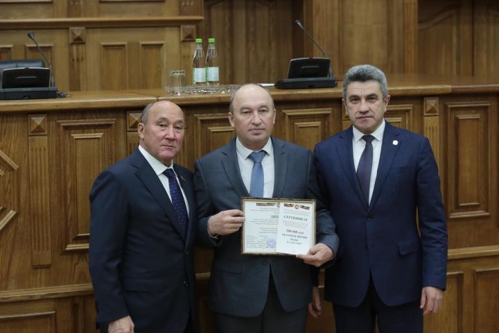 Большеаксинская СОШ Дрожжановского района награждена Сертификатом на 500 тыс. рублей