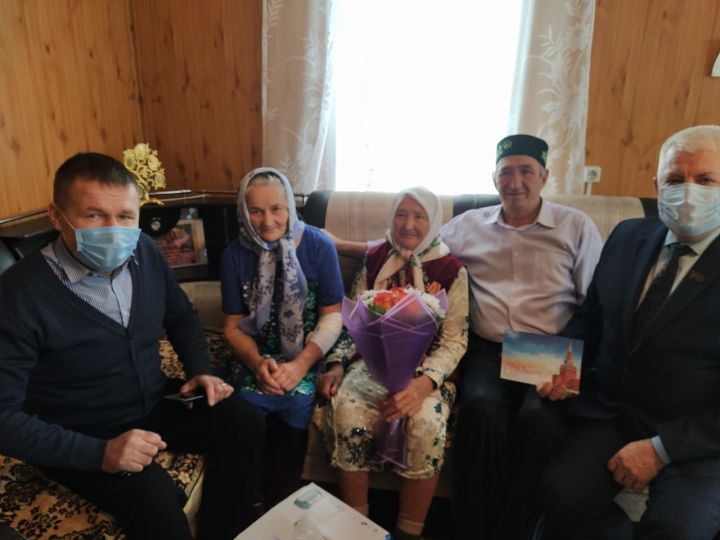 В День Матери в Дрожжановском районе поздравили долгожительницу с юбилеем
