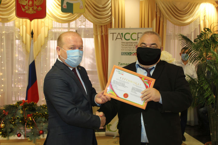 Марат Гафаров вручил сертификат на использование логотипа «100-летие ТАССР» ООО «Цильна»