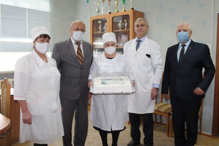 Дрожжановским медикам вручили торт с надписью «Спасибо врачам»