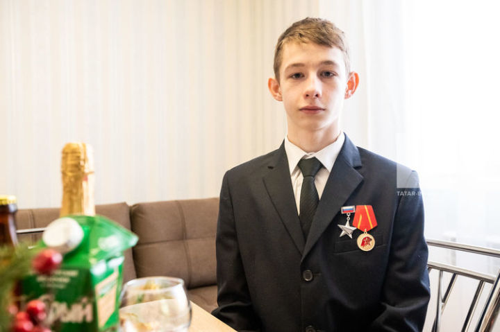 В Татарстане герою-подростку, который спас братьев на пожаре, вручили ключи от нового дома