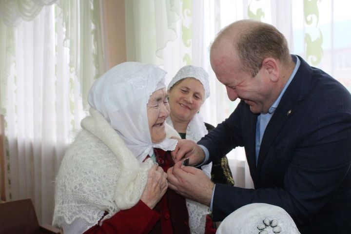 Труженикам тыла Малоцильнинского СП вручили юбилейные медали Победы