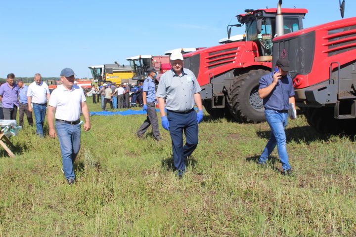 Комиссия Минсельхозпрода РТ проверила готовность зерноуборочной техники в Дрожжановском районе