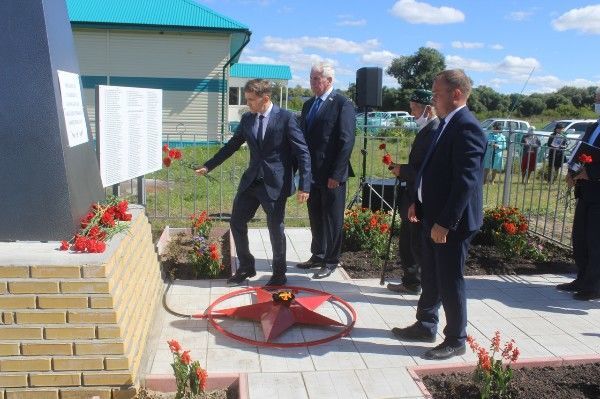 Памятник участникам Великой Отечественной войны открыли в селе Татарская Бездна Дрожжановского района