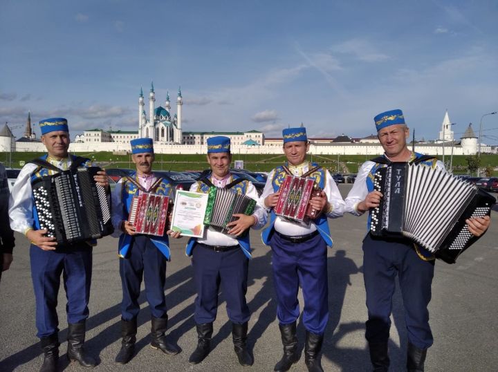 "Чүпрәле егетләре" гармунчылар һәм баянчылар халык ансамбле Диплом белән бүләкләнде