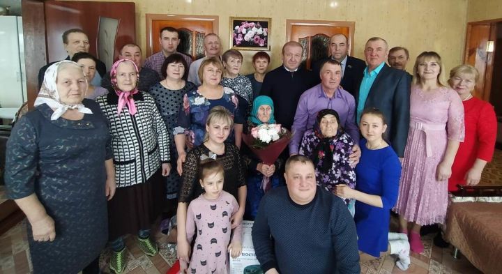 Глава района Марат Гафаров поздравил Анну Маркову с 90-летним юбилеем