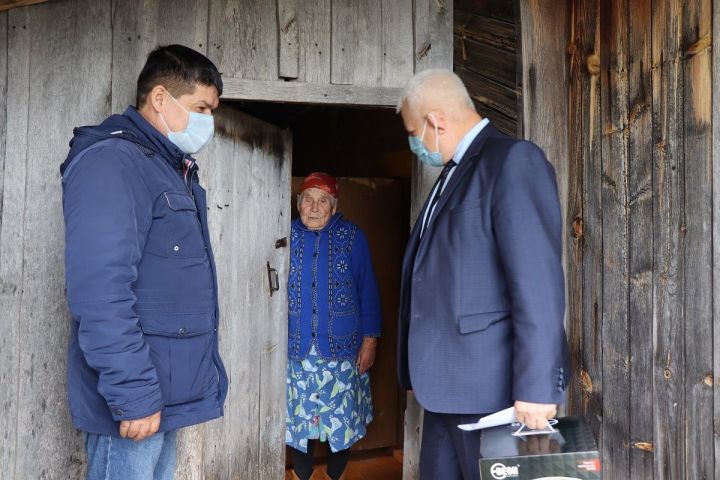В день пожилых людей в Дрожжаном поздравили долгожительницу с юбилеем