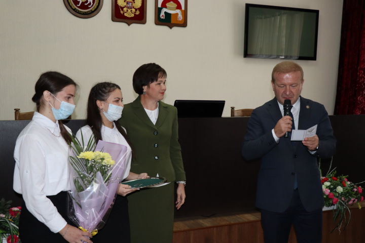 В Дрожжаном состоялось чествование педагогов района