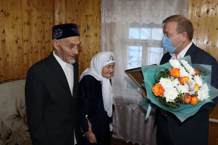 Марат Гафаров поздравил супругов Багаутдиновых с бриллиантовой свадьбой