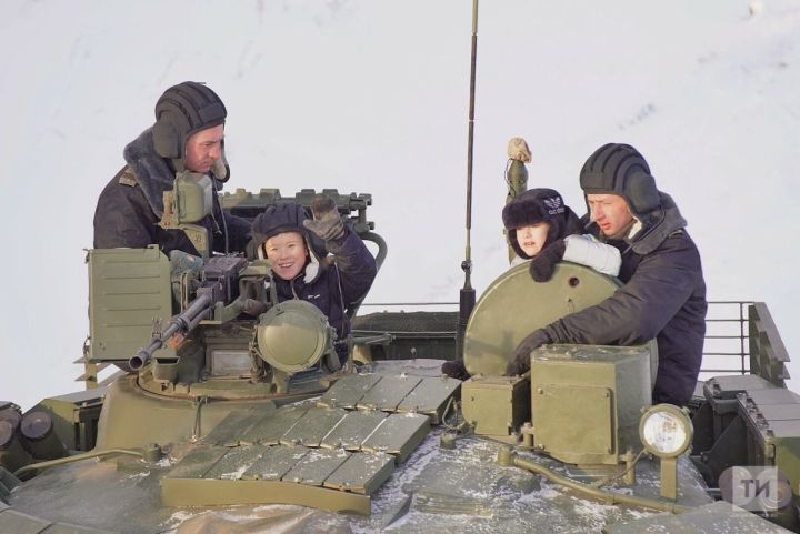 Президент РТ исполнил новогоднюю мечту мальчика из Челнов, который хотел покататься на танке