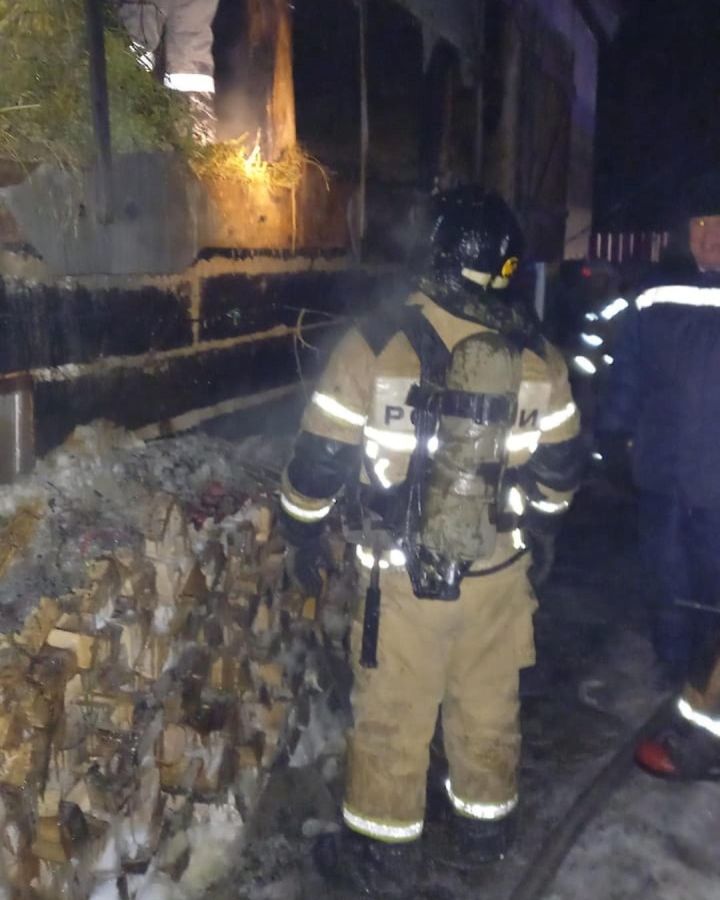В Дрожжаном пожар уничтожил чердачное помещение сарая с соломой