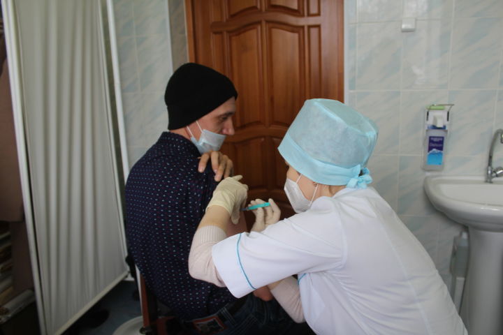 Чүпрәле район үзәк хастаханәсендә COVID-19 авыруына каршы вакцина ясау дәвам итә