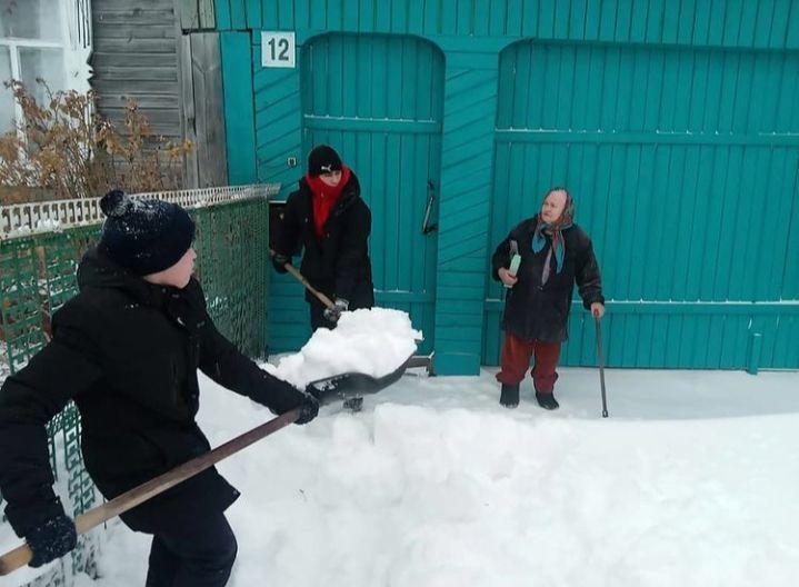 Волонтеры-школьники помогают дрожжановским пожилым убирать снег