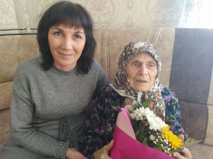 Елизавета Родионова 95 çулхи юбилейне кинӗпе Верăпа тата мӑнукӗсемпе пӗрле палăртса ирттерчӗ