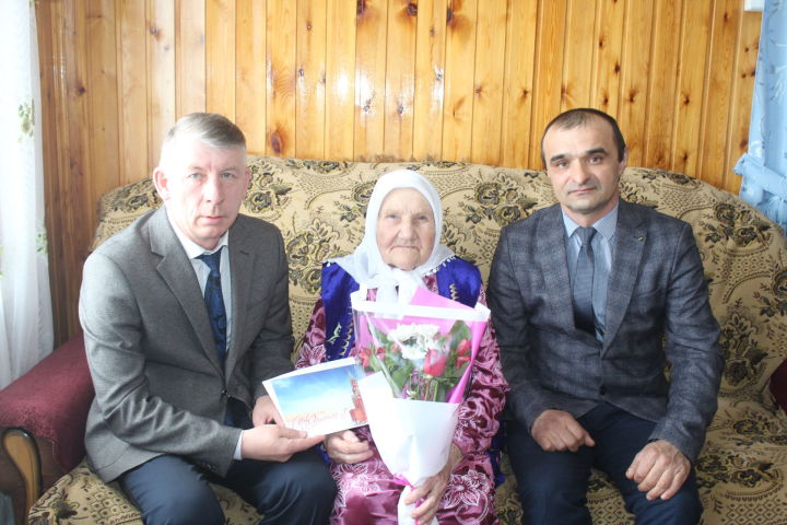 Жительницу села Шланга поздравили с 90-летием