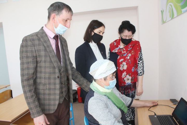 Пенсионеры Дрожжановского района проходят обучение компьютерной грамотности