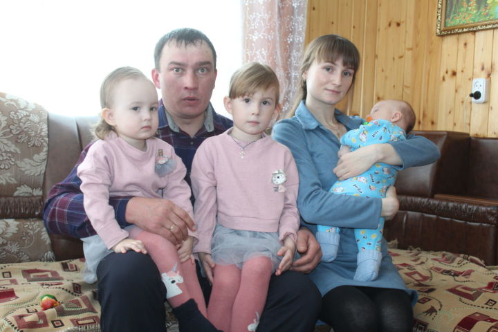 Семья Фоминых из Дрожжановского района получила 100 тысяч рублей
