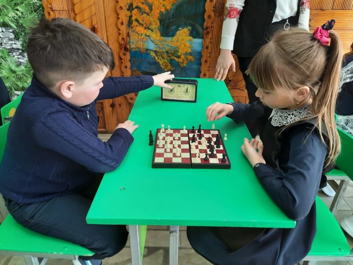 Ещё одна дрожжановская школа получила шахматный набор