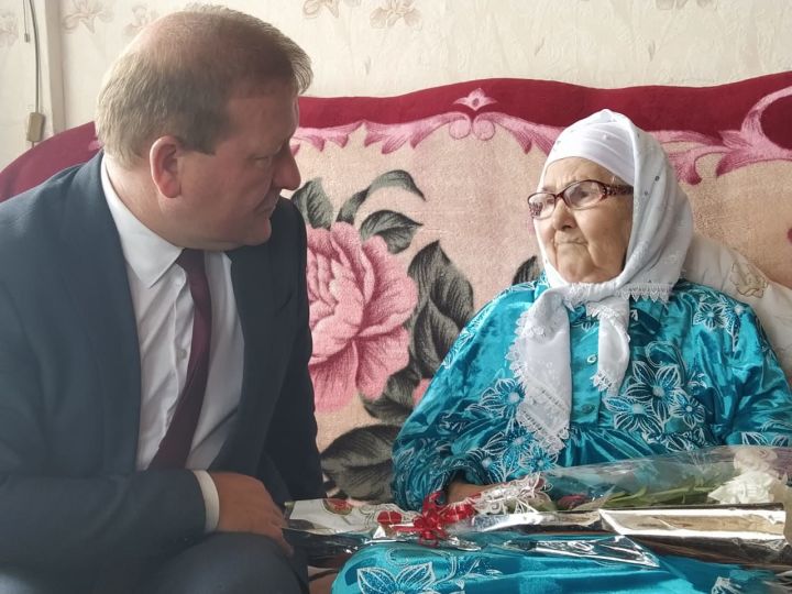 Марат Гафаров  поздравил с 90-летием жительницу села Новые Какерли Дрожжановского района