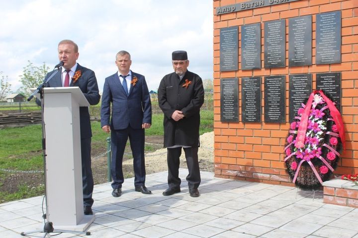 В селе Новое Дрожжаное открыли обелиск участникам Великой Отечественной войны