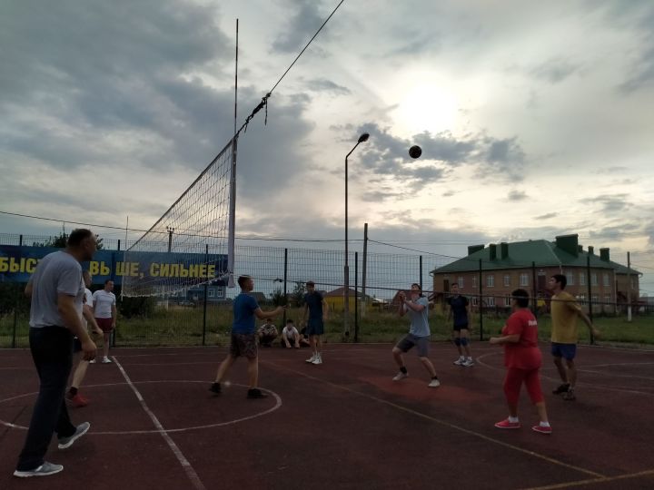 С турнира по волейболу стартовала спортивная неделя, посвященная Дню Физкультурника в Дрожжаном