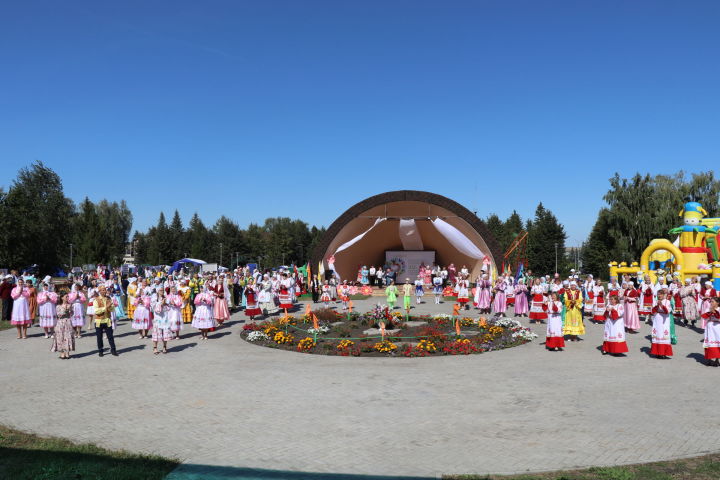 Дрожжановцы отмечают День Республики и образование района обширной праздничной программой
