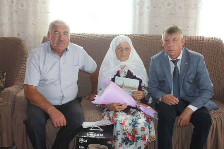 Жительница села Малая Цильна Дрожжановского района отметила свой 90-летний юбилей