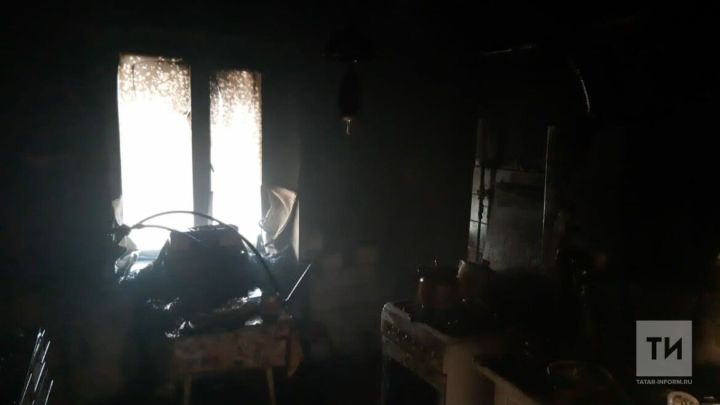 В Татарстане на пожаре в частном доме погибли отец и сын