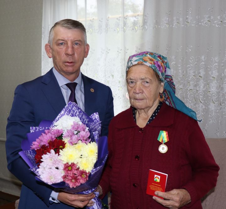 Айрат Залялов вручил медаль ветерану труда Дрожжановского района