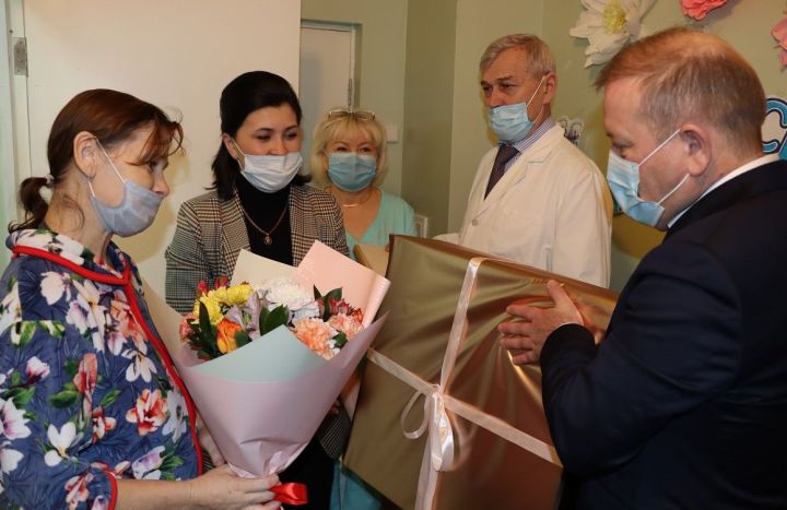 Глава района Марат Гафаров поздравил многодетную маму с рождением пятого ребенка