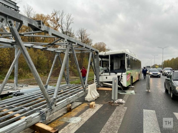 ДТП с автобусом на трассе под Казанью: пять человек пострадали