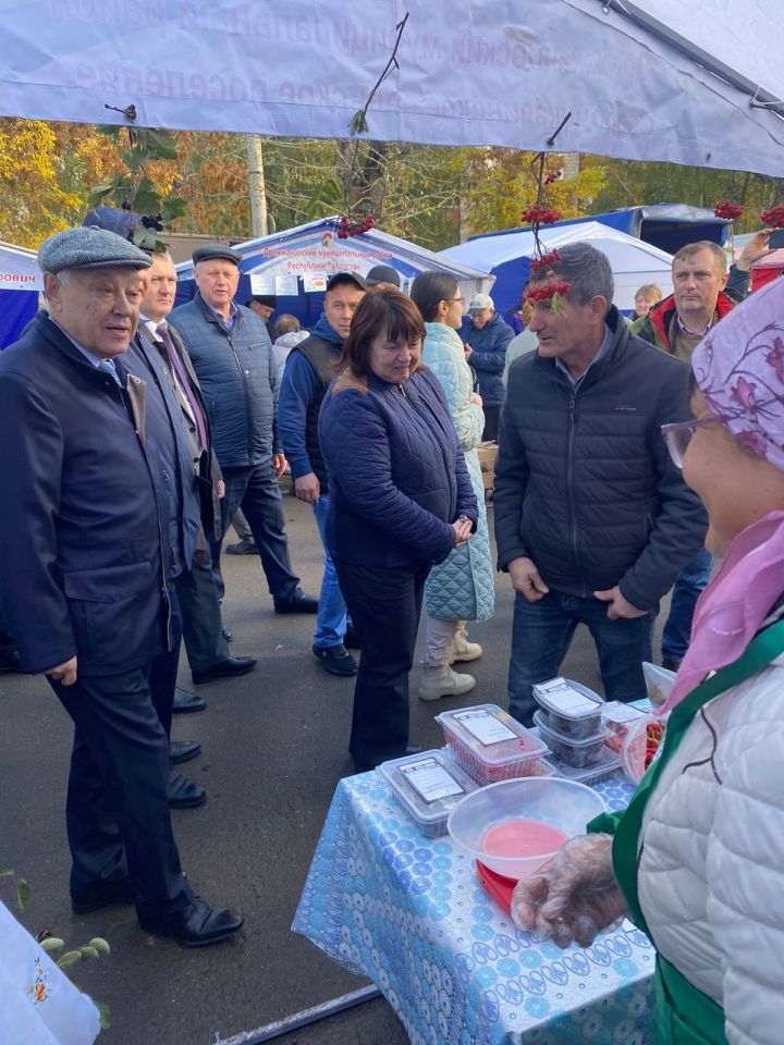 Фарид Мухаметшин посетил ярмарку, представленную Дрожжановским районом