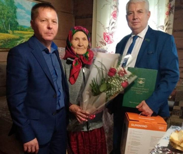90-летие отметила труженица тыла, ветеран труда Дрожжановского района Ольга Поселенцева