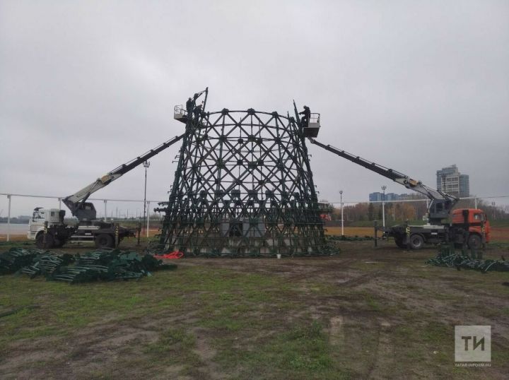 В первой половине декабря завершат установку новогодней елки перед «Чашей»