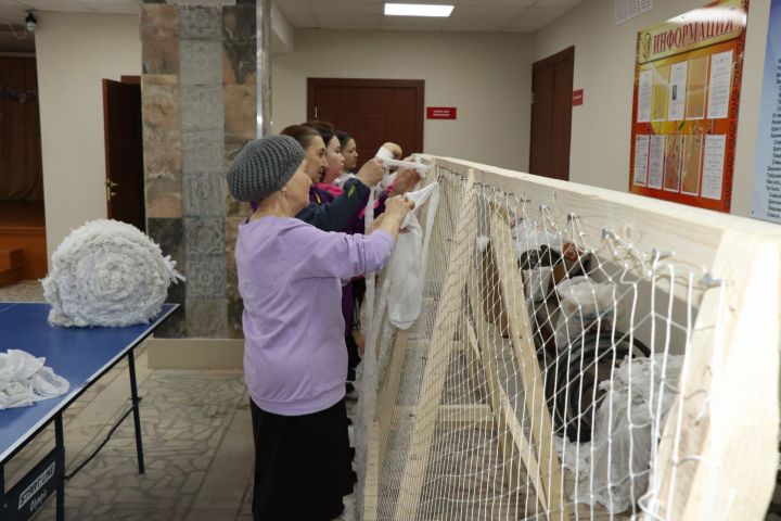 Рукодельницы из села Чувашское Дрожжаное плетут маскировочные сети для бойцов СВО