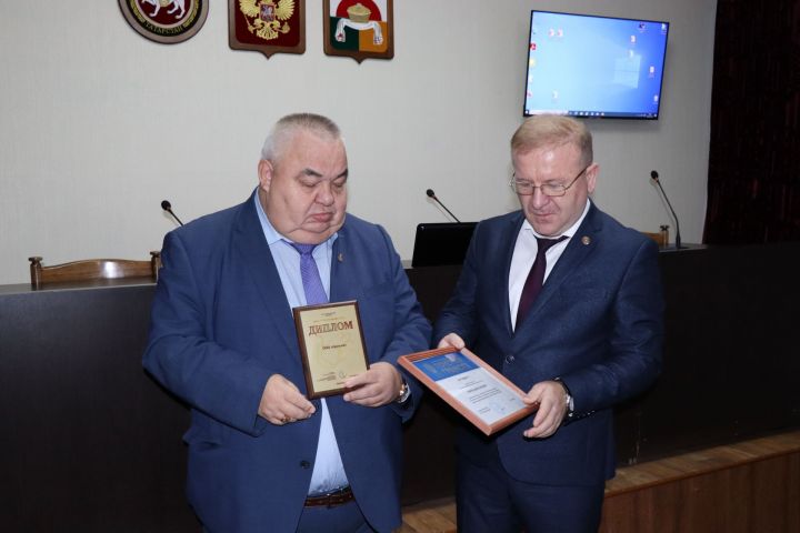 Глава района Марат Гафаров вручил дрожжановцам ряд наград