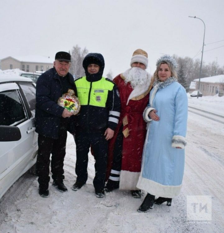 Татарстанские автоинспекторы и Дед Мороз на дорогах республики раздавали водителям подарки