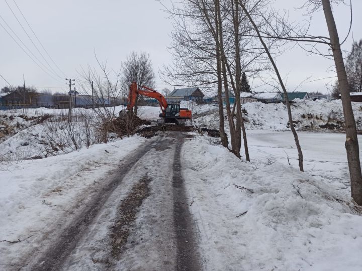 В селе Старое Дрожжаное перекрыто движение через пруд &nbsp;”Приказ"