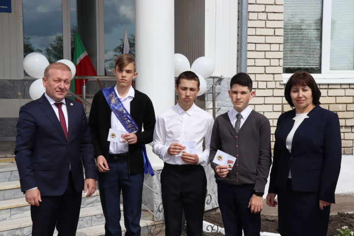 В день последнего звонка дрожжановским школьникам вручили знаки отличия ГТО