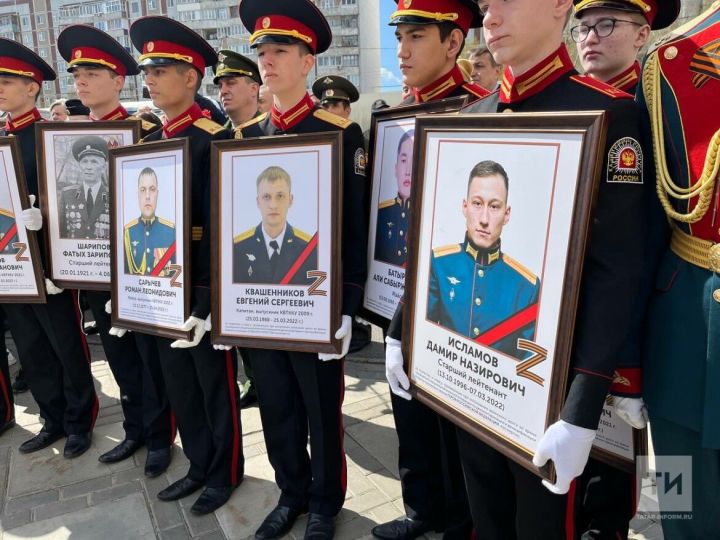 В Казани возле Монумента славы воинам-танкистам почтили память защитников Отечества