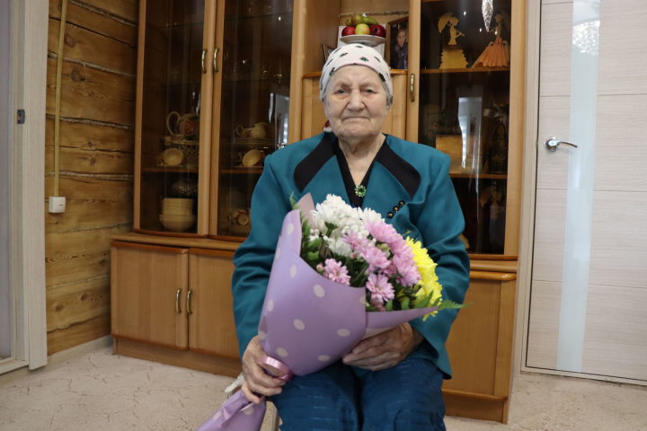 90-летний юбилей отмечает удивительная женщина, ветеран-учитель Дрожжановского района – Гелнур Гадиевна Муратова