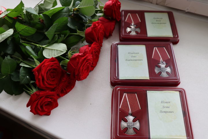 Украинада махсус  операциядә  һәлак булган Чүпрәле солатларының гаиләләренә Батырлык ордены тапшырдылар