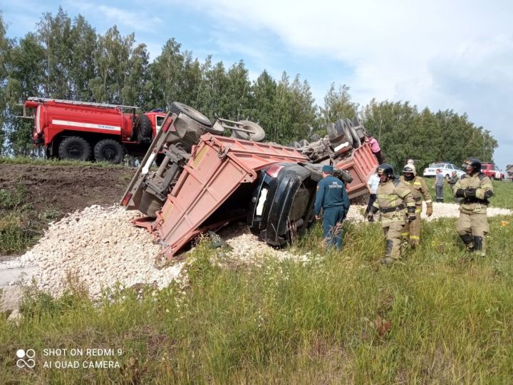 В Дрожжановском районе произошло ДТП: в кювет опрокинулись легковое авто и груженный КАМАЗ