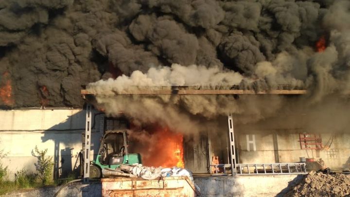 Крупный пожар на складе с растительным маслом в Татарстане тушат, но пока не потушили