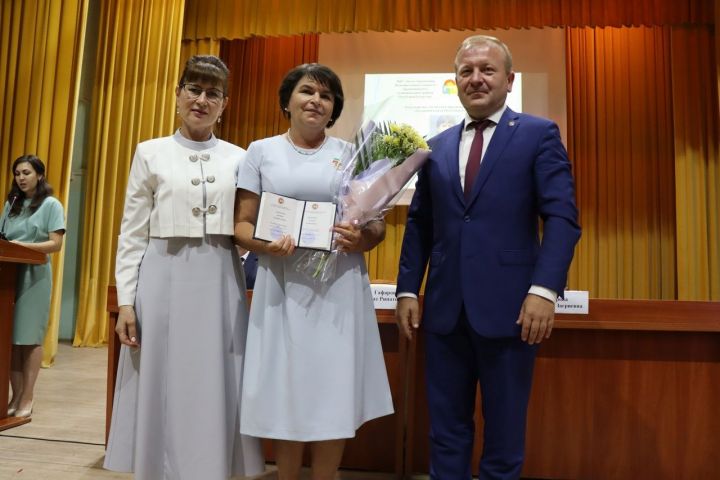 Лучшим педагогам Дрожжановского района были вручены награды