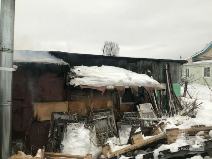 Семья с пятью детьми в Васильево осталась без жилья из-за пожара