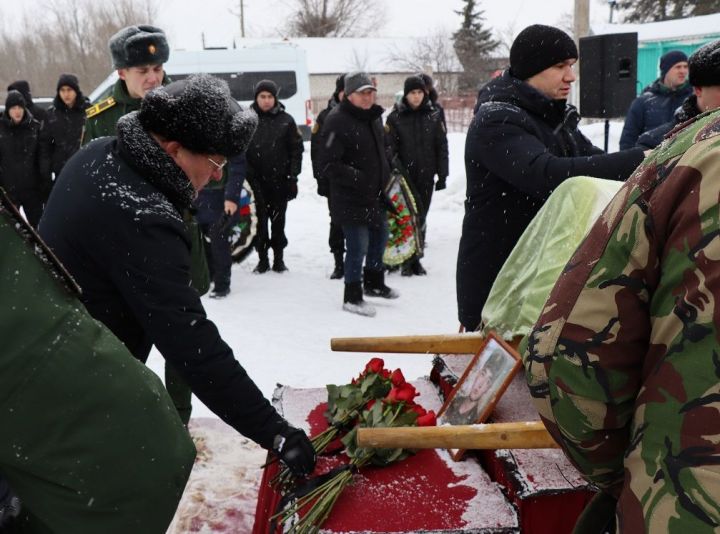 В Дрожжановском районе простились с военнослужащим, погибшим в спецоперации