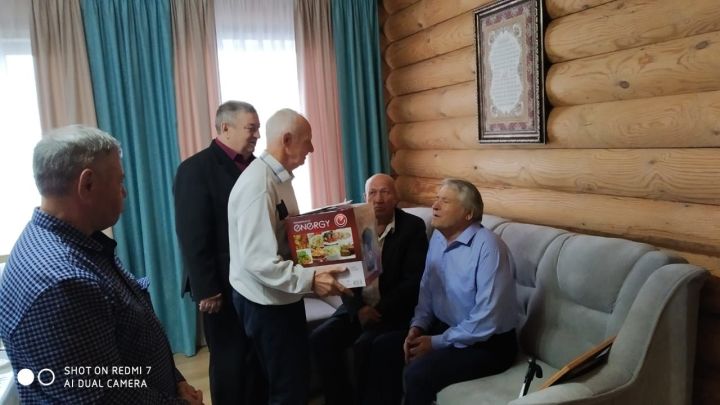 Совет ветеранов Дрожжановского района РТ поздравил с юбилеем ветерана сельхозотрасли