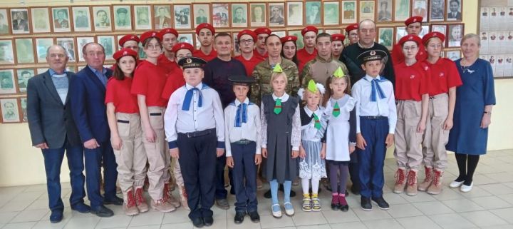 Новоильмовские школьники Дрожжановского района встретились с бойцами СВО