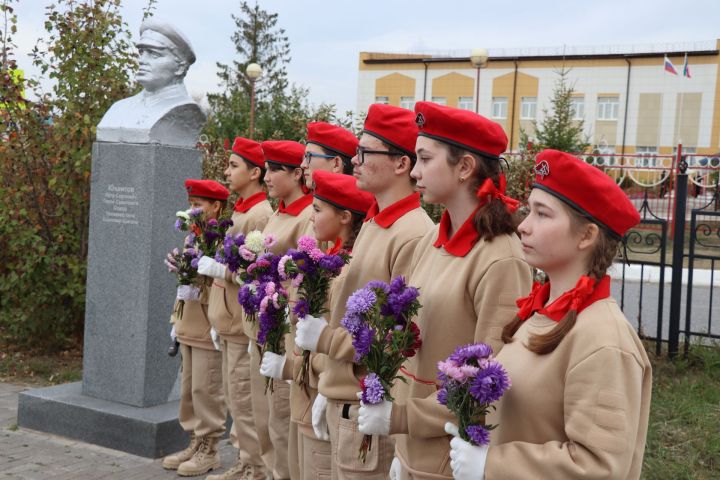 В Дрожжановском районе прошёл митинг к 105-летию Героя Советского Союза Петра Юхвитова